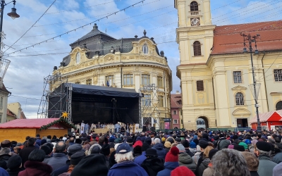Mii de credincioși au primit agheasmă din cele patru colțuri ale Pieței Mari. ÎPS Laurențiu Streza: Nu va rămâne nimeni fără, avem 19.000 de sticluțe. 19.000!