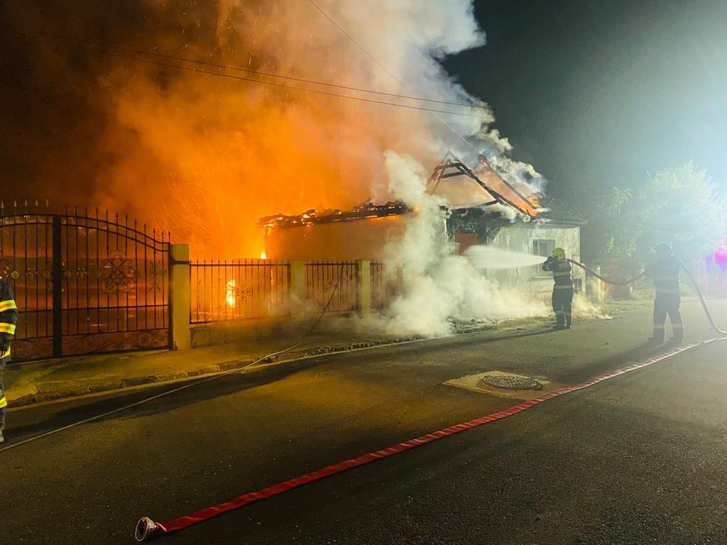 Incendiul se menține pe primul loc într-un Top 5 al riscurilor care generează cele mai mari pagube locuințelor