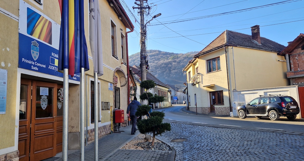 Sadu „a luat fața” Sibiului: taxă de utilizare a domeniului public, de la a doua mașină în sus, între 200 și 600 de lei pe an. „Proprietarii de mașini să și le pună și în curte”