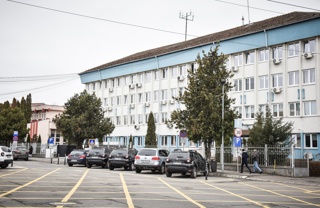 Un bărbat cu permisul suspendat și-a parcat mașina în fața sediului Poliției Sibiu, pe locurile destinate mașinilor de intervenție. A fost prins când voia să plece