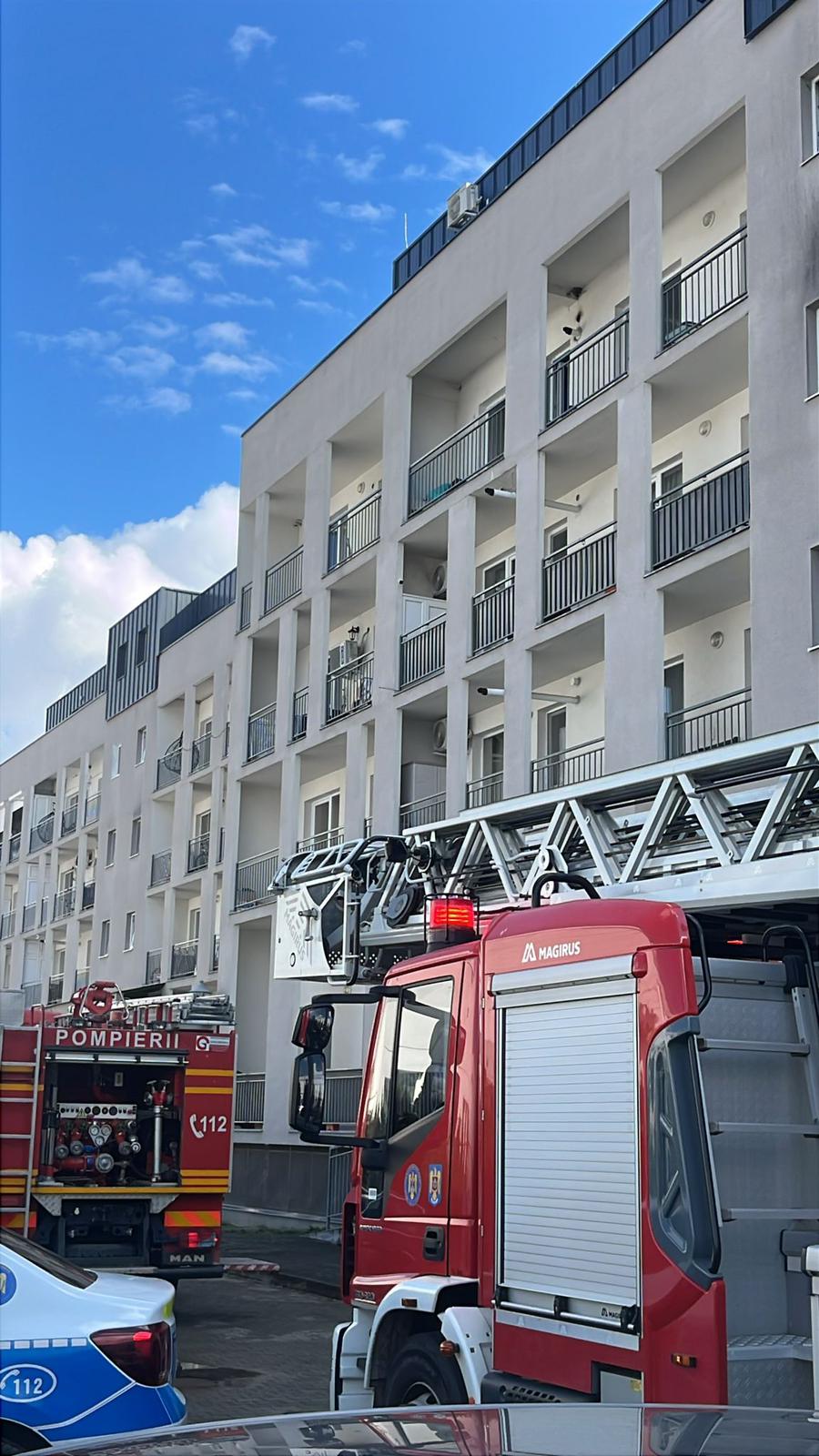 Actualizare. Incendiu la un apartament de la etajul 3, într-un bloc de pe strada Johann Sebastian Bach. 40 de persoane s-au autoevacuat