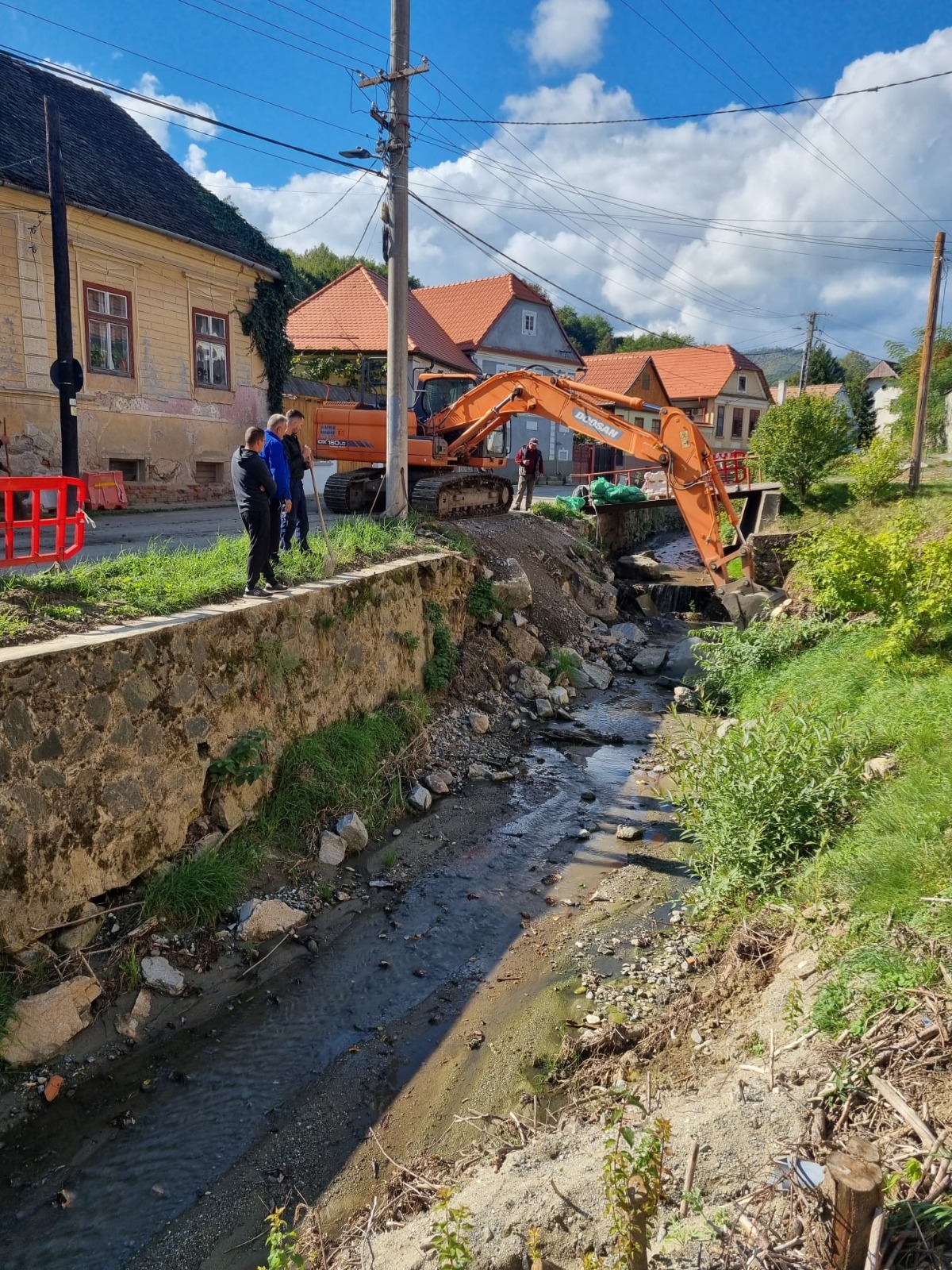 Au început lucrările de reparație a apărărilor de mal la Cisnădioara, după viitura din iulie