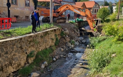 Au început lucrările de reparație a apărărilor de mal la Cisnădioara, după viitura din iulie