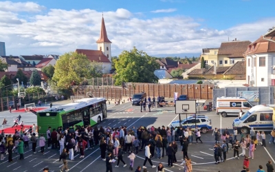 Lecții de siguranță pentru sute de elevi sibieni, cu polițiști, jandarmi și medici de pe ambulanță