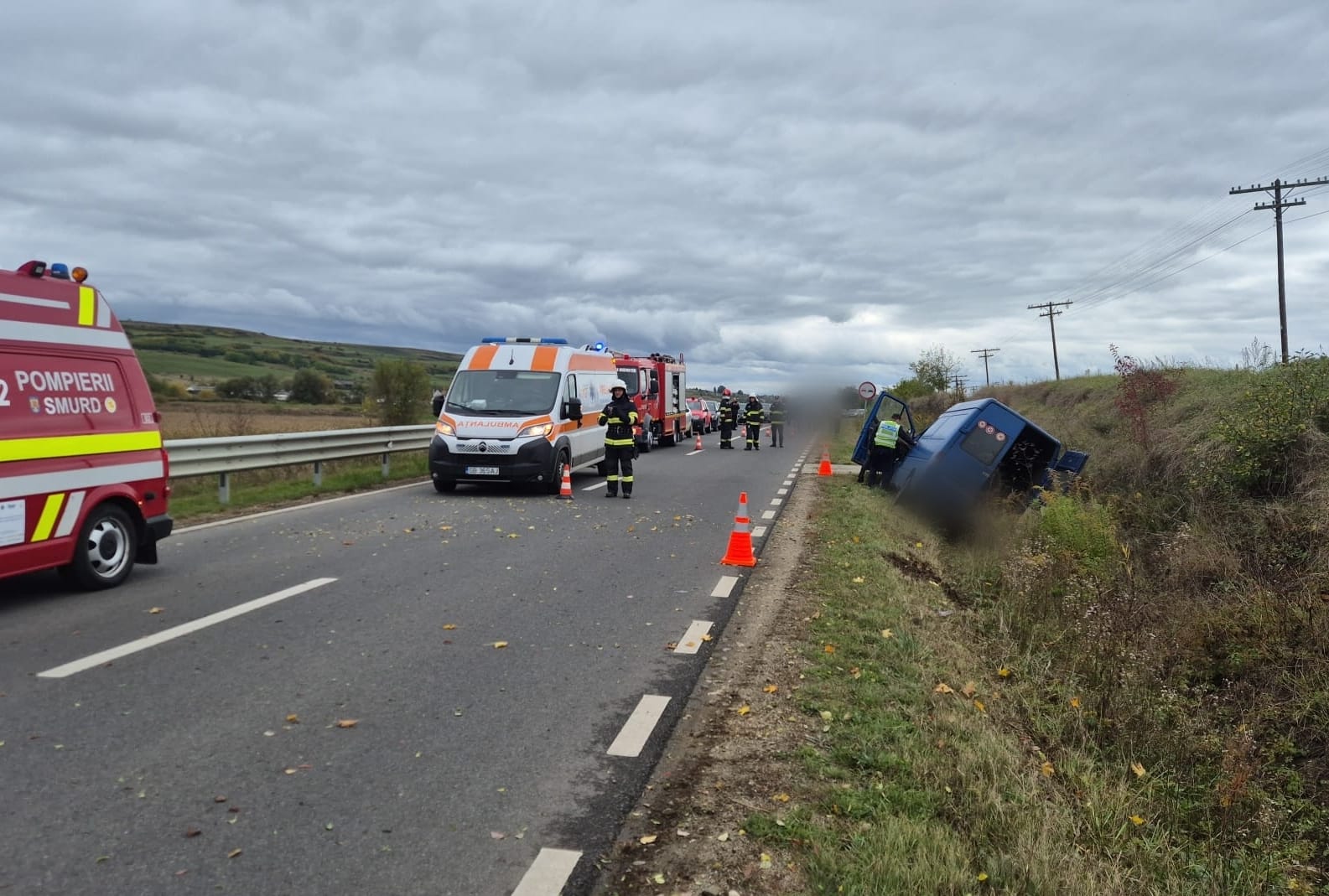 Actualizare: Un bărbat a murit după ce microbuzul a lovit un cap de pod. La locul accidentului a intervenit elicopterul SMURD