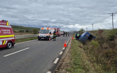 Actualizare: Un bărbat a murit după ce microbuzul a lovit un cap de pod. La locul accidentului a intervenit elicopterul SMURD