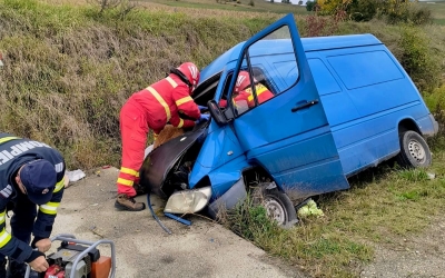 Accident grav între Ruja și Agnita. Trafic blocat total pe DJ 106 - un bărbat în stop cardio-respirator. S-a solicitat un elicopter SMURD