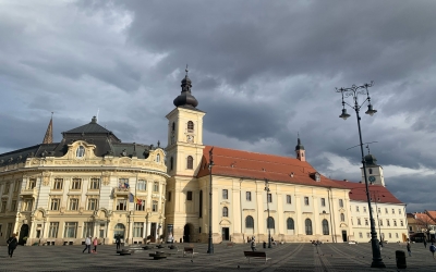 Fațada Primăriei Municipiului Sibiu va fi iluminată în culorile roz și bleu, miercuri, de Ziua Părinților de Îngeri