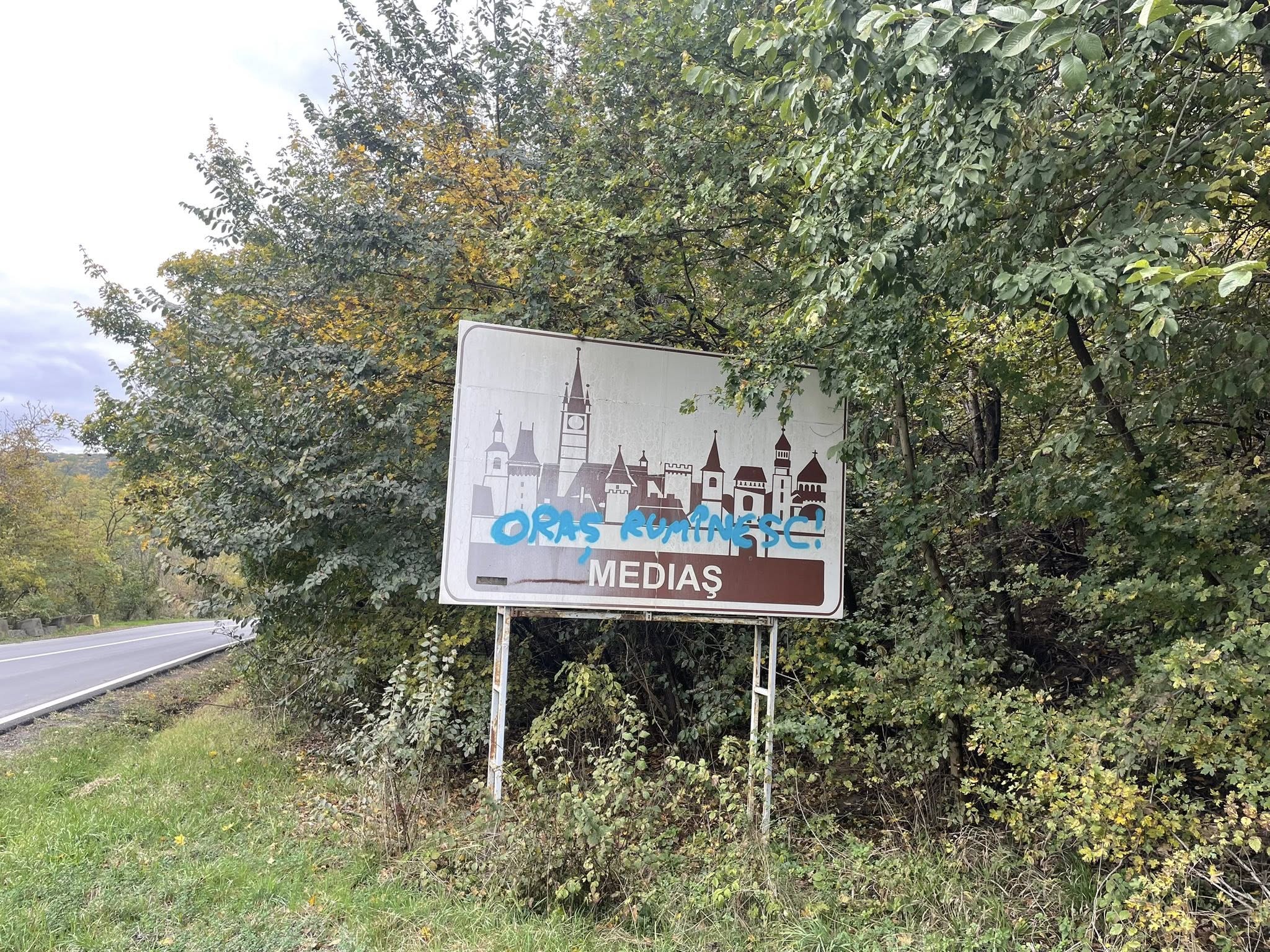 ”Mediaș, oraș rumînesc!” Intrările în municipiu, acoperite cu vopsea. ”E o singură persoană. El scrie, noi ștergem...”