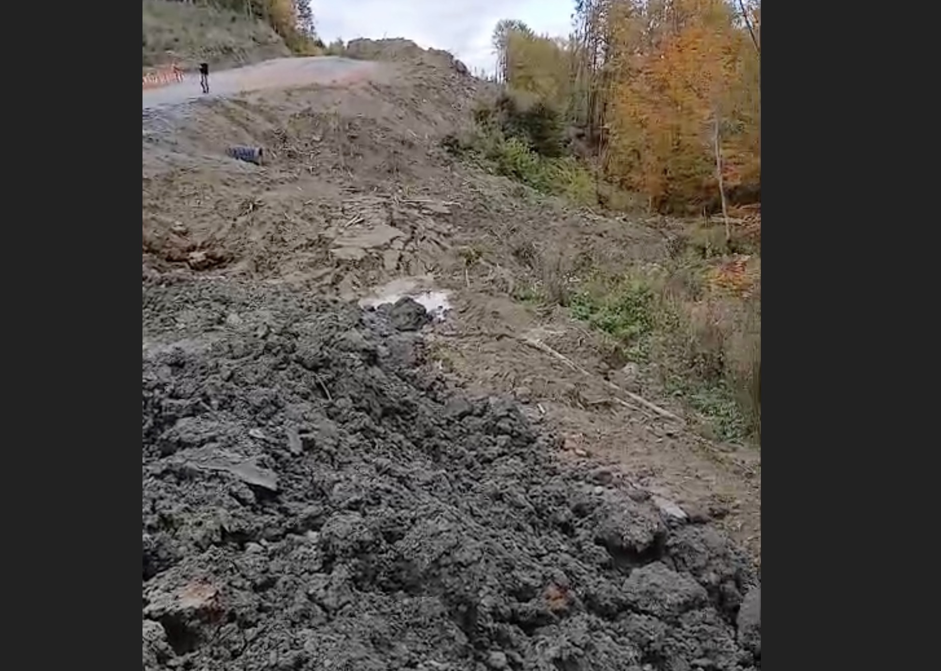 Alunecare de teren în zona tronsonului 3 al autostrăzii Sibiu-Pitești. Un complex turistic e în pericol. Autoritățile nu spun nimic