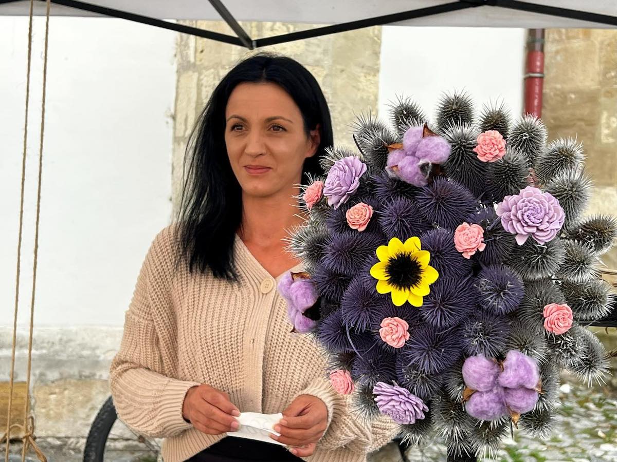 Ramona Gheorghe din Cisnădie cultivă ciulini de Bărăgan și creează buchete și aranjamente din ei: Aproape că nu există client care să nu întrebe dacă ciulinii din buchet înțeapă