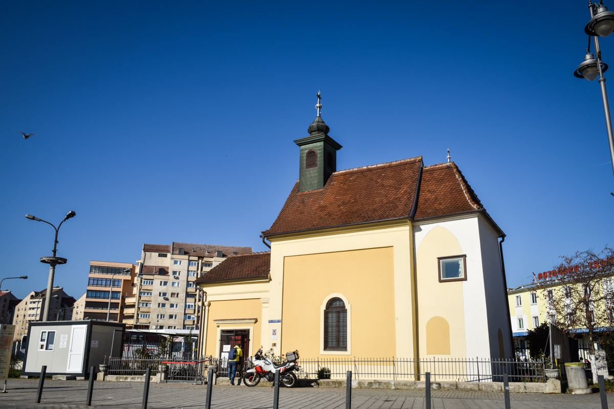 Clădire cu 8 etaje lângă Capela „Sfânta Cruce” din Piața Gării. Se propune și o pasarelă pietonală spre cartierul Lupeni. Intenția, în consultare publică