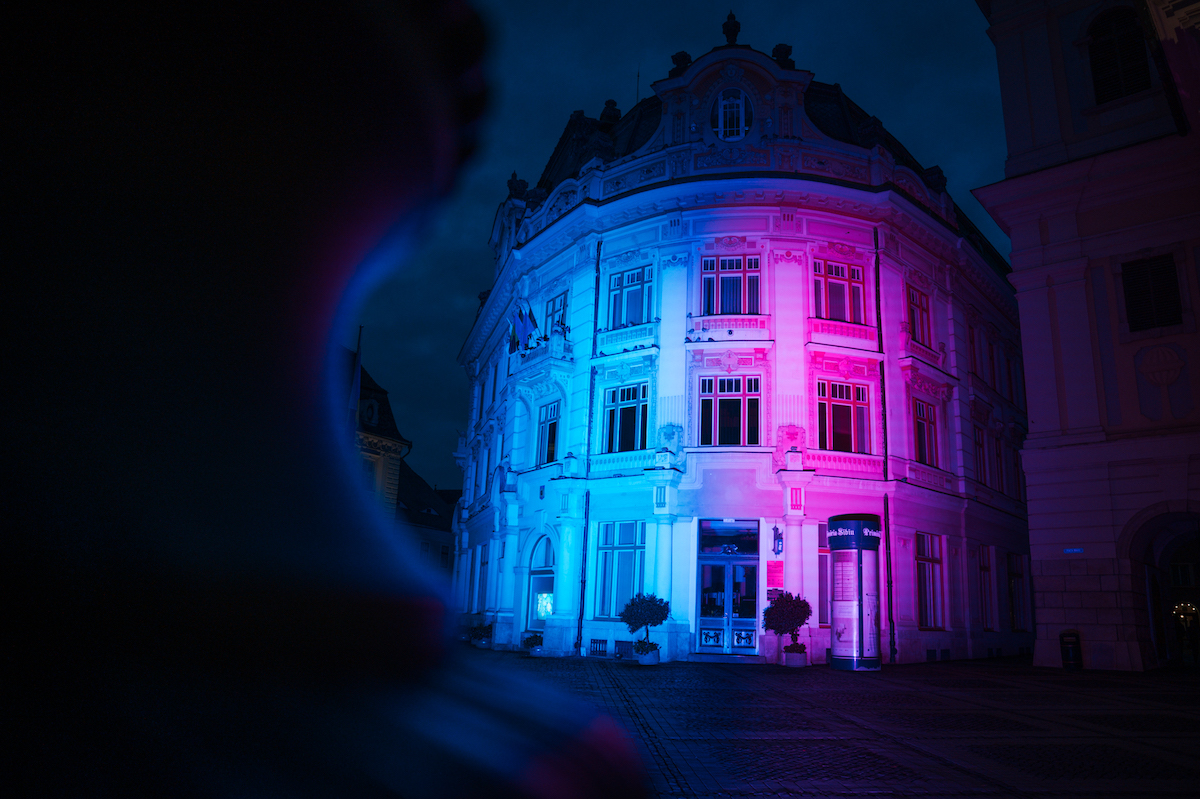 Primăria Sibiu, iluminată în roz și bleu, de ziua Părinților de Îngeri: Transmitem din partea comunității, un mesaj de recunoaștere și solidaritate față de părinții greu încercați