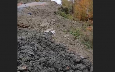 Alunecare de teren în zona tronsonului 3 al autostrăzii Sibiu-Pitești. Un complex turistic e în pericol. Autoritățile nu spun nimic