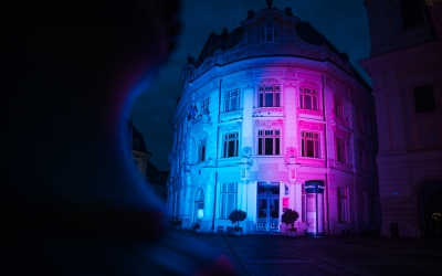 Primăria Sibiu, iluminată în roz și bleu, de ziua Părinților de Îngeri: Transmitem din partea comunității, un mesaj de recunoaștere și solidaritate față de părinții greu încercați