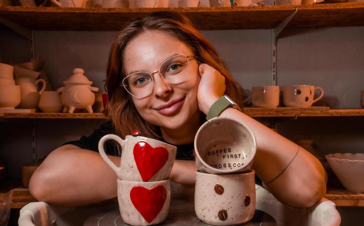 De la inginerie și informatică, la ceramică: Felicia, o tânără din Mediaș, a investit peste 10.000 de euro în propria afacere: E cel mai frumos lucru din lume să creezi artă din pământ