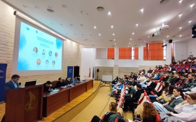 Dezbatere la ULBS despre pericolele din online asupra democrației. De la „Oamenii s-au săturat de experți” la „Să fim cetățeni mai buni ai internetului”