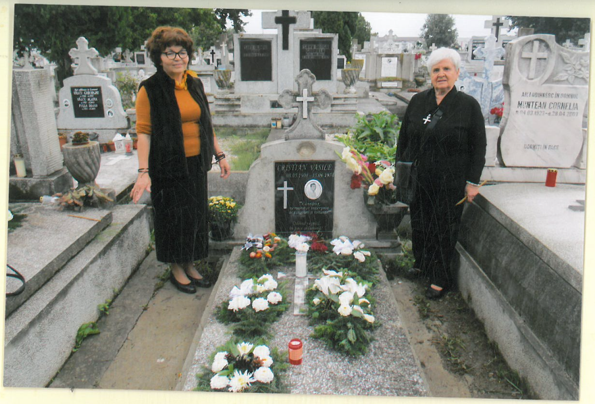 Două profesoare din Sibiu, Elena Macavei și Doina Simion, au identificat și reamenajat la cimitirul municipal mormântul celebrului cântăreț de tangouri și romanțe Cristian Vasile. Era neîngrijit de 50 de ani