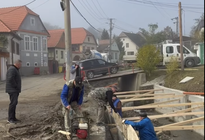 Primarul din Cisnădie prezintă stadiul lucrărilor la străzile din oraș. Orlățan: Ne cerem scuze pentru că șantierul de pe strada Sibiului durează mai mult decât am previzionat