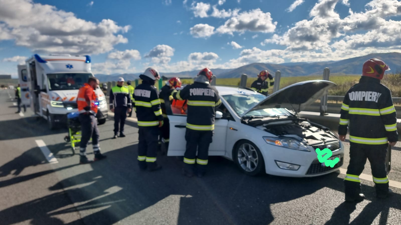 Actualizare. Accident pe A1, în zona Amnaș. O persoană are nevoie de descarcerare după ce a intrat cu mașina în parapet