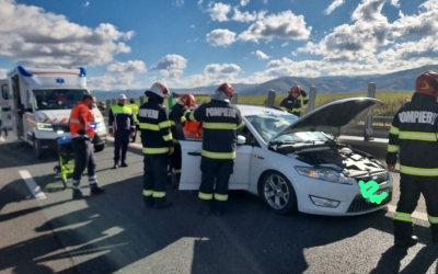 Actualizare. Accident pe A1, în zona Amnaș. O persoană are nevoie de descarcerare după ce a intrat cu mașina în parapet
