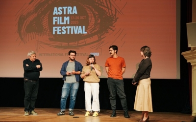 De la bazine de înot în paragină, la vioara lui Caliu: trei momente de vârf despre curaj, comunitate și continuitate, în cea de-a doua zi de Astra Film Festival