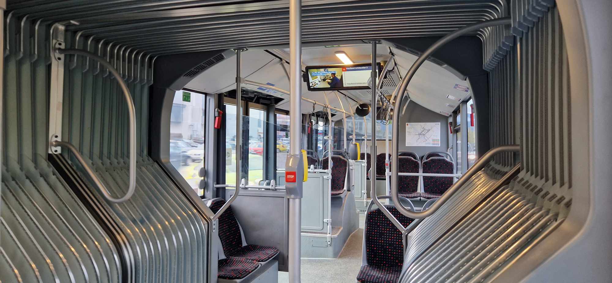 Condamnat cu suspendare pentru agresarea unui controlor Tursib. Bărbatul a lovit victima cu pumnii și picioarele, după ce a coborât din autobuz