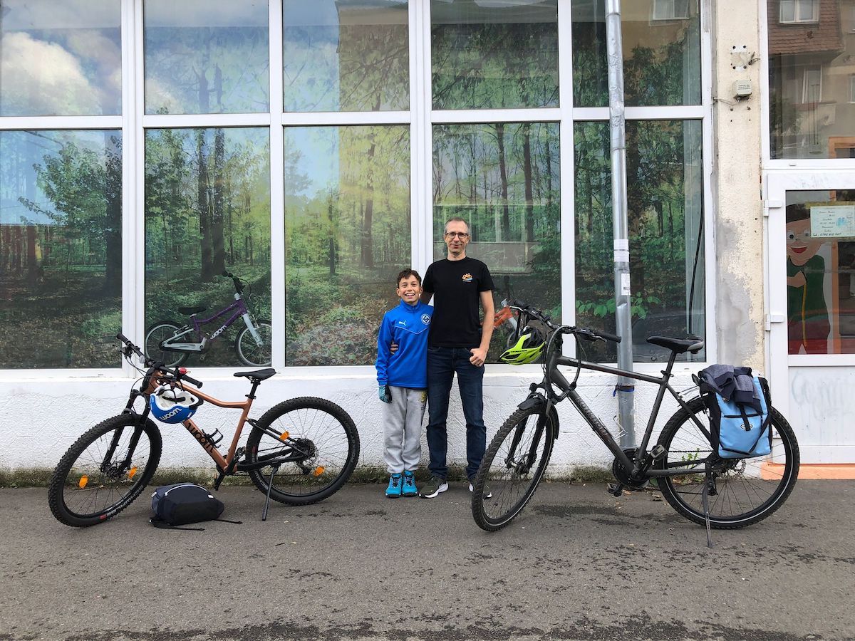 Un inginer din Sibiu și-a deschis afacere cu biciclete pentru copii și susține cursuri gratuite de cicloturism pentru ei: Este un mod de a da ceva comunității și de a-i scoate la plimbare, în afara ecranelor
