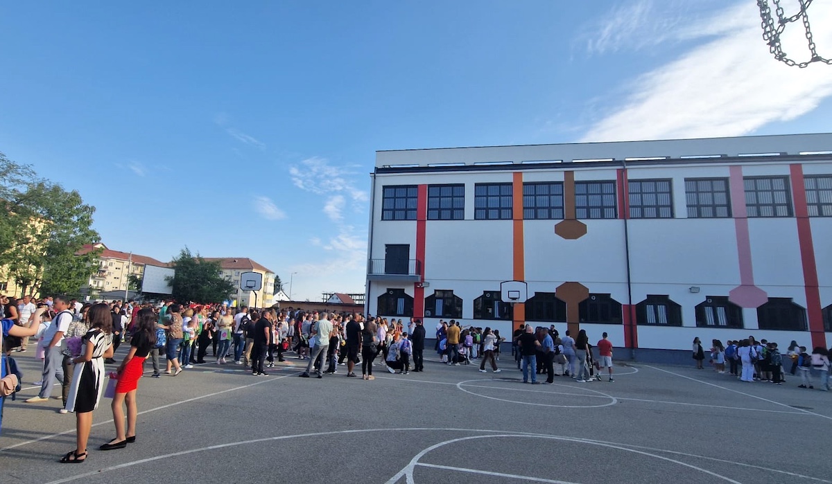 „Stimată Doamnă Primar…”  Val de nemulțumiri în Valea Aurie. Aproape 200 de locuitori cer primăriei să nu monteze containere pe terenul de sport de la Școala 25