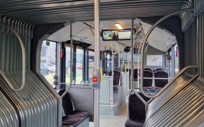 Condamnat cu suspendare pentru agresarea unui controlor Tursib. Bărbatul a lovit victima cu pumnii și picioarele, după ce a coborât din autobuz