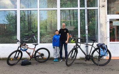 Un inginer din Sibiu și-a deschis afacere cu biciclete pentru copii și susține cursuri gratuite de cicloturism pentru ei: Este un mod de a da ceva comunității și de a-i scoate la plimbare, în afara ecranelor