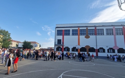„Stimată Doamnă Primar…”  Val de nemulțumiri în Valea Aurie. Aproape 200 de locuitori cer primăriei să nu monteze containere pe terenul de sport de la Școala 25