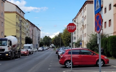 Știrea cititorului: STOP greșit pe str. Maramureșului. „Primăriei îi trebuie mai mult de o săptămână să îndrepte un semn de circulație”