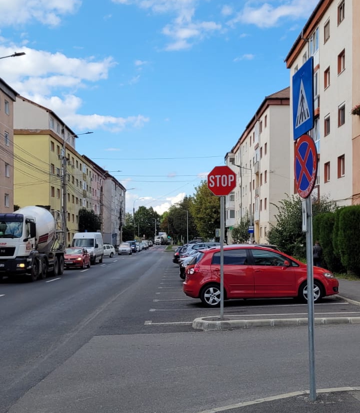 Știrea cititorului: STOP greșit pe str. Maramureșului. „Primăriei îi trebuie mai mult de o săptămână să îndrepte un semn de circulație”