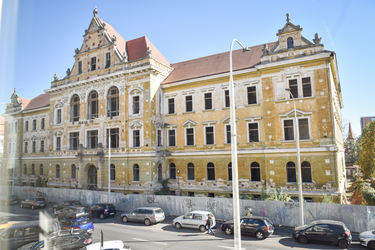 Opinie: „Palatul de Justiție trebuie vândut”. Oamenii de afaceri susțin că ruina de pe Victoriei nu mai poate rămâne în proprietatea statului. „Administrația trebuie scoasă din centru cu totul”