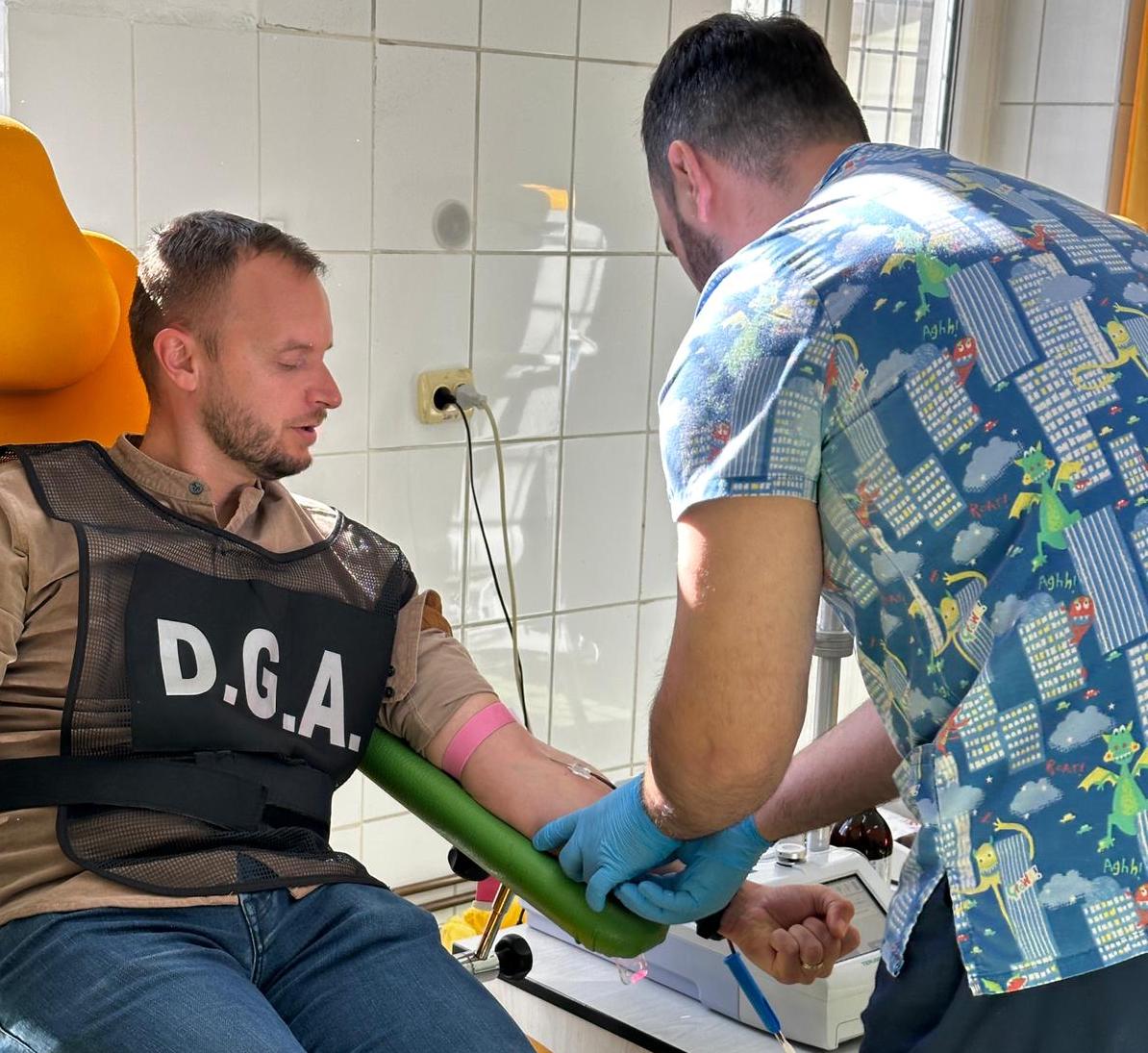 Ofițerii Anticorupție din Sibiu au donat sânge pentru a sprijini pacienții din spitale: „Corupția ne fură viitorul, dar nepăsarea ne fură umanitatea”