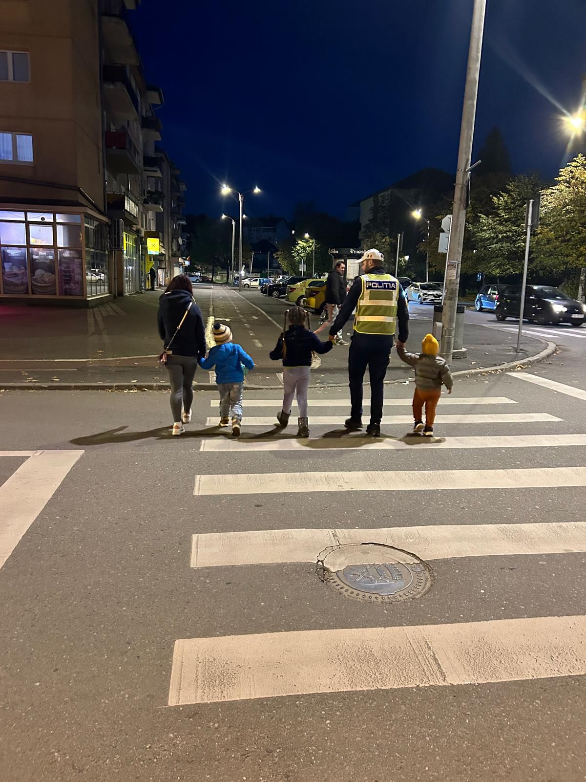 Polițiștii îi învață pe micii pietoni cum să circule corect. Acțiuni în mai multe școli din Sibiu