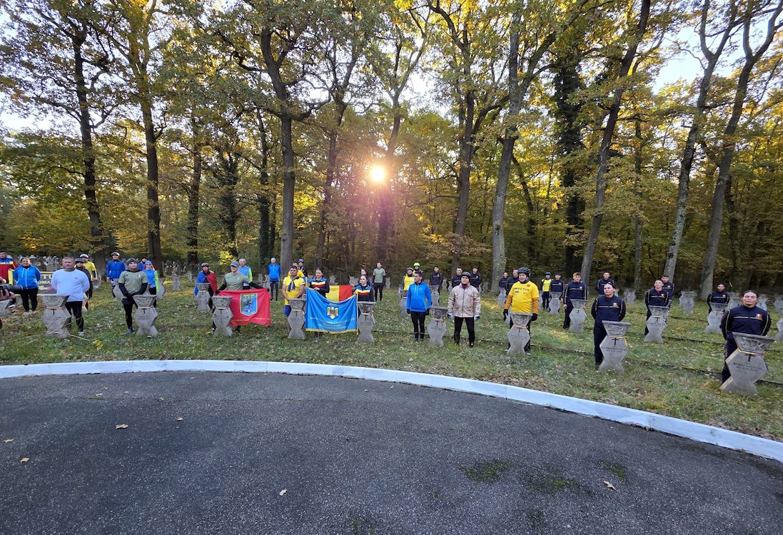 FOTO / VIDEO Peste 200 de voluntari și cadeți sibieni au parcurs traseul galben al Ștafetei Veteranilor în weekend. Tricolorul a fost dus pe drumul eroilor