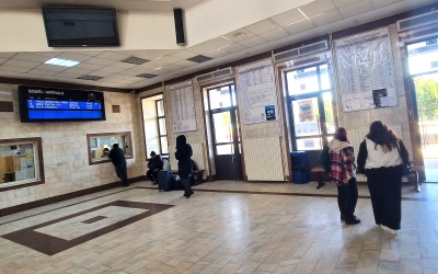 Actualizare: Circulația feroviară a fost reluată după orarul obișnuit. Gara CFR Sibiu devine tot mai mică: încă opt trenuri anulate. De la „dacă un tren e curat într-o săptămână, e bine!” la „lasă condițiile, mai întâi să ai cu ce să mergi”
