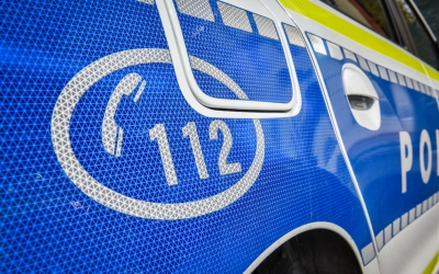 Un tânăr fără permis a intrat cu mașina într-un cap de pod apoi a plecat de la locul accidentului. Spitalul a sunat la poliție