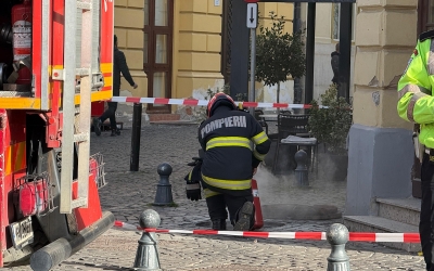 Intervenție a pompierilor în zona zero a Sibiului: iese fum dintr-un canal tehnic unde se află cabluri electrice