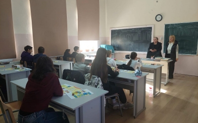 „Catedre mozaic” și clase pline, lipsite de aer. Cum se adaptează școlile sibiene la schimbările din Educație: „Fiind profesor de matematică, la fizică mă descurc, dar biologia o reînvăț în rând cu copiii”
