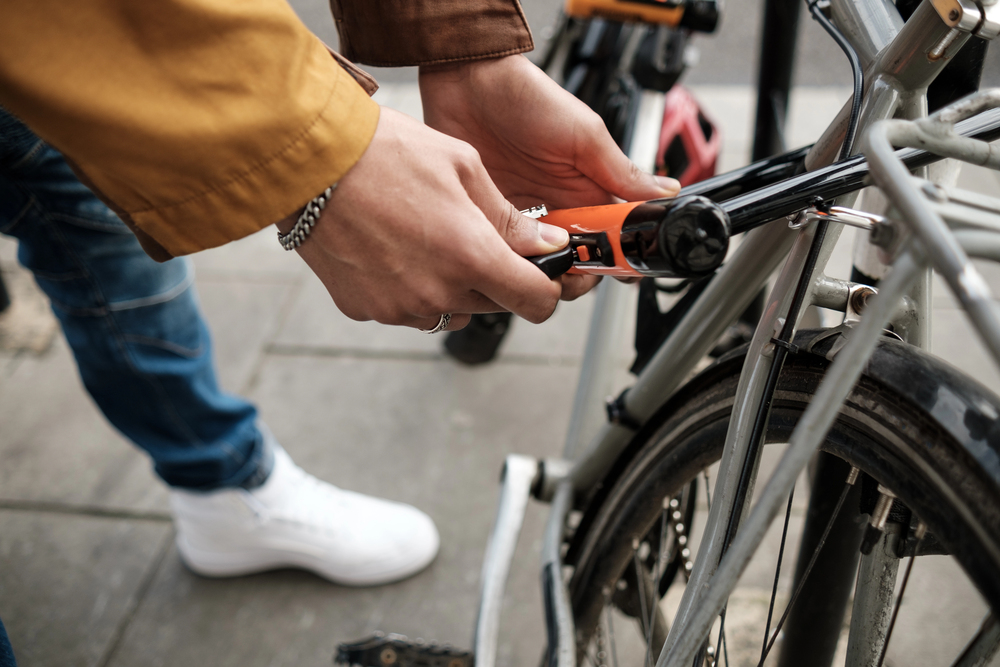 Polițiștii sibieni au reținut un bărbat acuzat că a furat mai multe biciclete