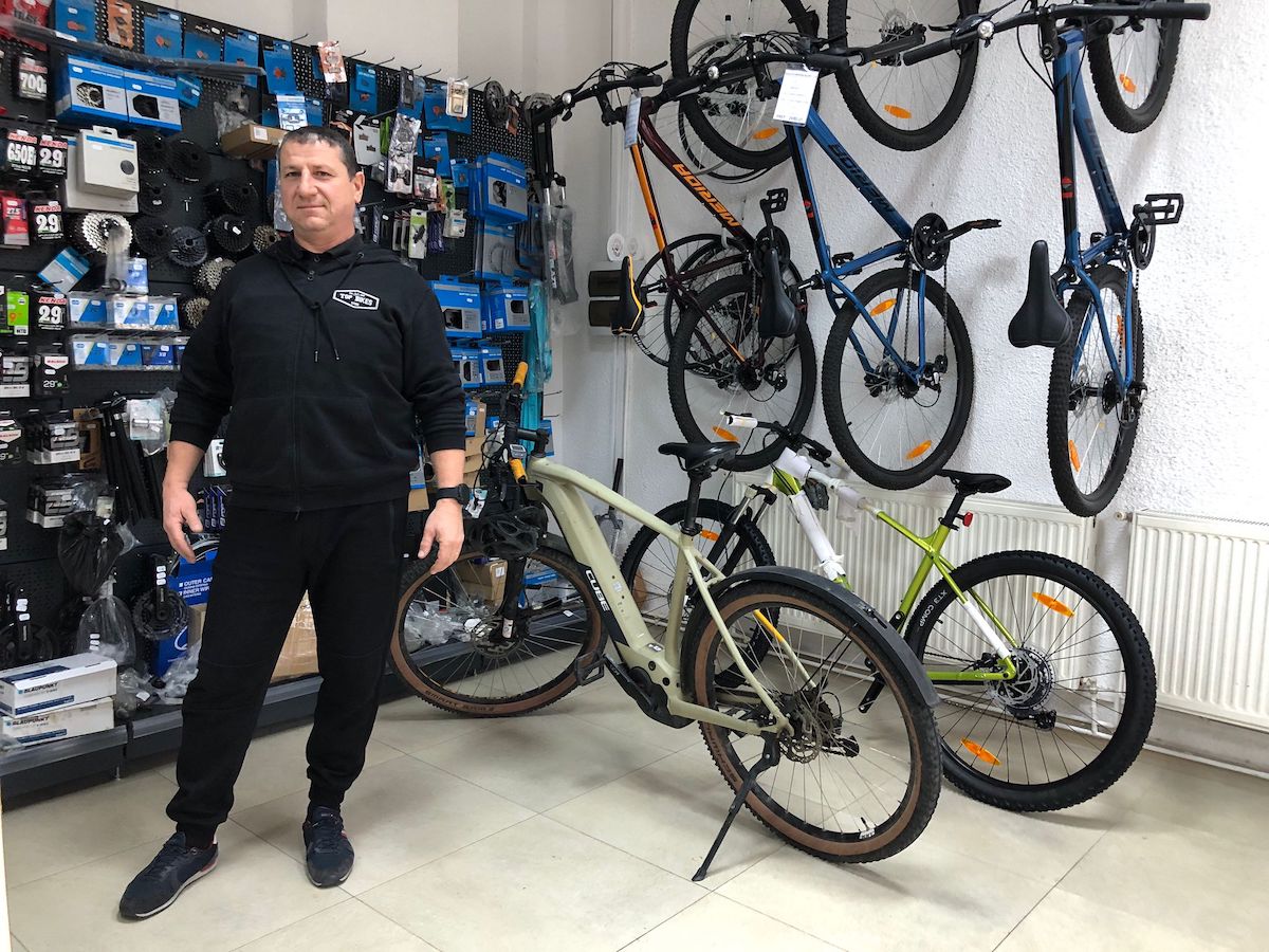 După ce a lucrat 25 de ani în vânzări, un sibian și-a deschis atelier de biciclete în cartierul Ștrand: Vreau ca omul să plece mulțumit de la mine și să se bucure de experiența mersului pe bicicletă