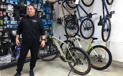 După ce a lucrat 25 de ani în vânzări, un sibian și-a deschis atelier de biciclete în cartierul Ștrand: Vreau ca omul să plece mulțumit de la mine și să se bucure de experiența mersului pe bicicletă