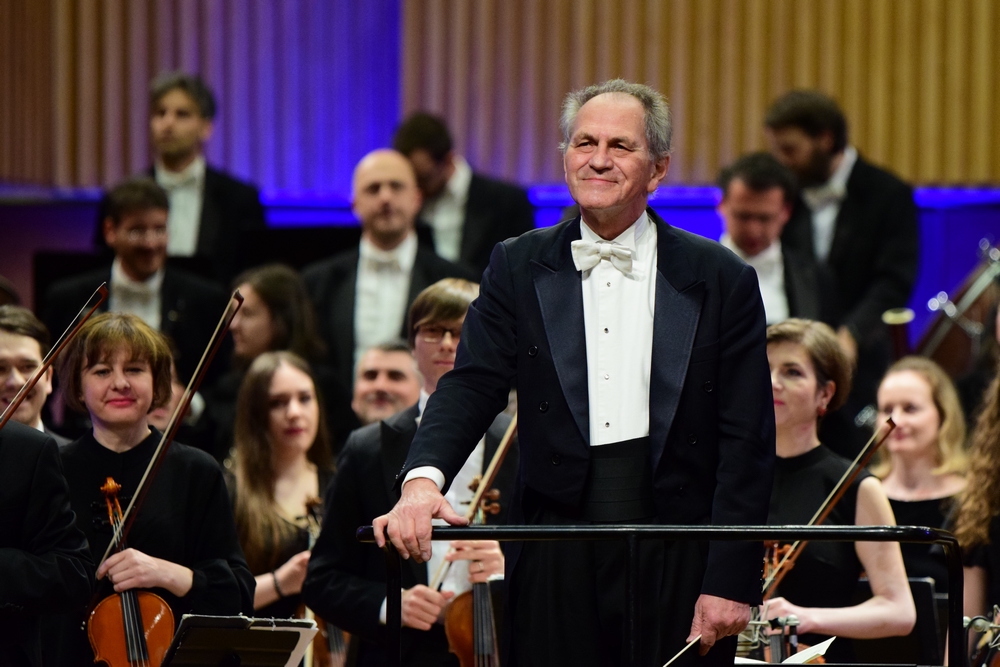 Filarmonica de Stat Sibiu pune în vânzare biletele pentru trimestrul I al stagiunii 2025/2026. Joia viitoare publicul este invitat la un concert cu trei piane pe scena Sălii Thalia și o expoziție de instrumente muzicale