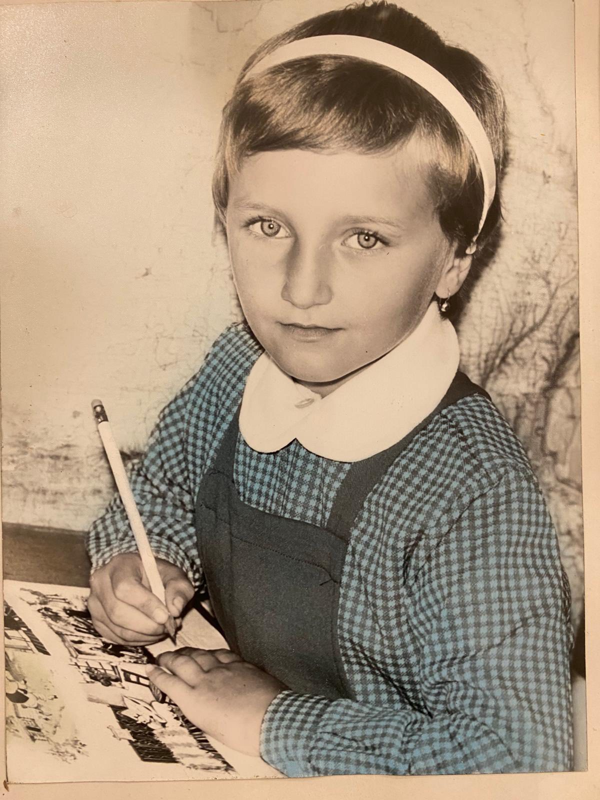 Daniela Cîmpean și-a publicat o fotografie din vremea când era elevă. „Astăzi m-am întors acolo unde a început, de fapt, totul”