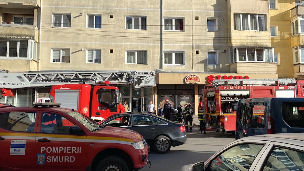 Intervenție a pompierilor în Valea Aurie: Un bărbat a făcut focul cu lemne în subsol