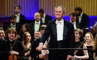 Filarmonica de Stat Sibiu pune în vânzare biletele pentru trimestrul I al stagiunii 2025/2026. Joia viitoare publicul este invitat la un concert cu trei piane pe scena Sălii Thalia și o expoziție de instrumente muzicale