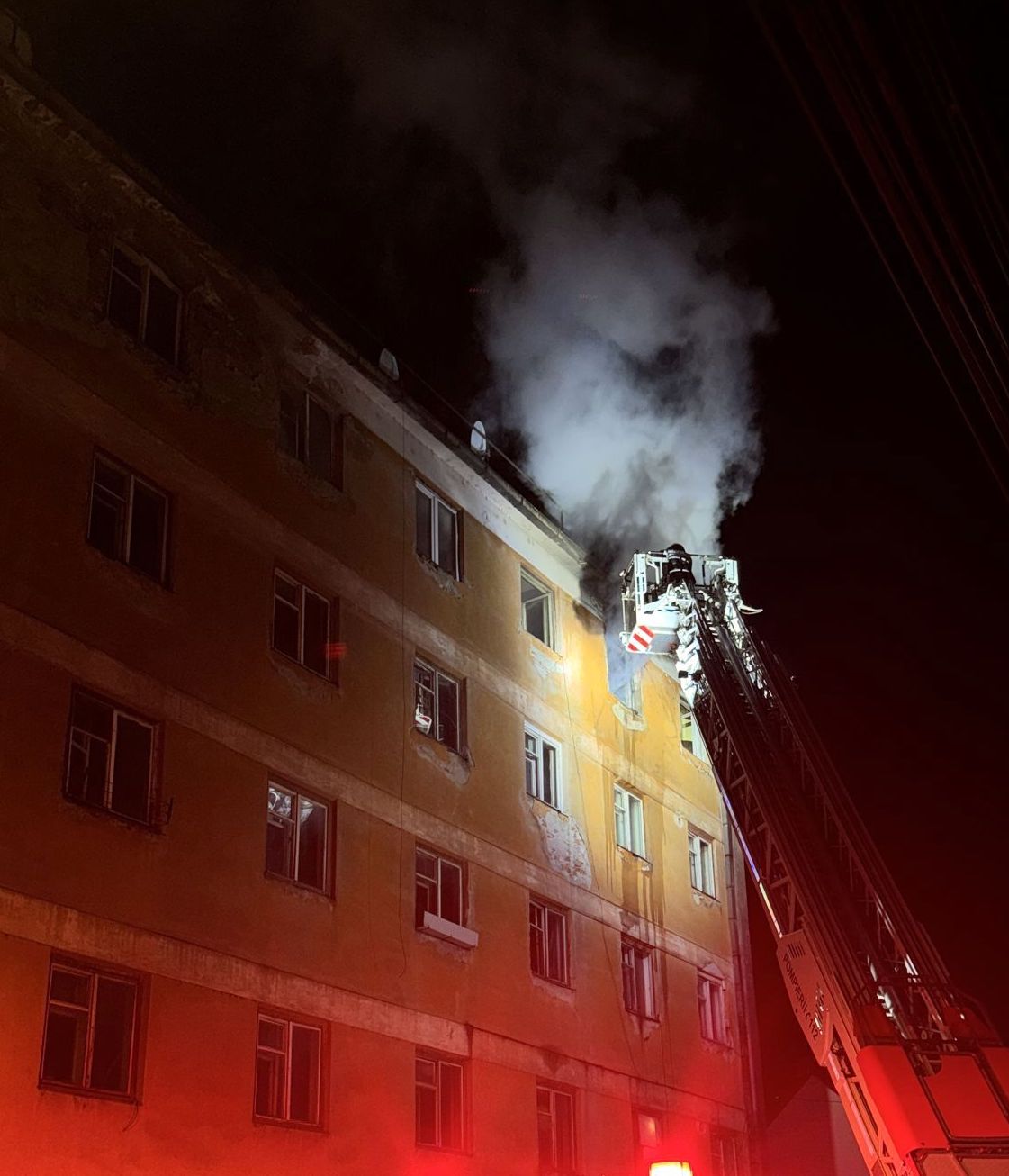 VIDEO Incendiu cu flacără și degajări mari de fum pe strada Abatorului din Sibiu
